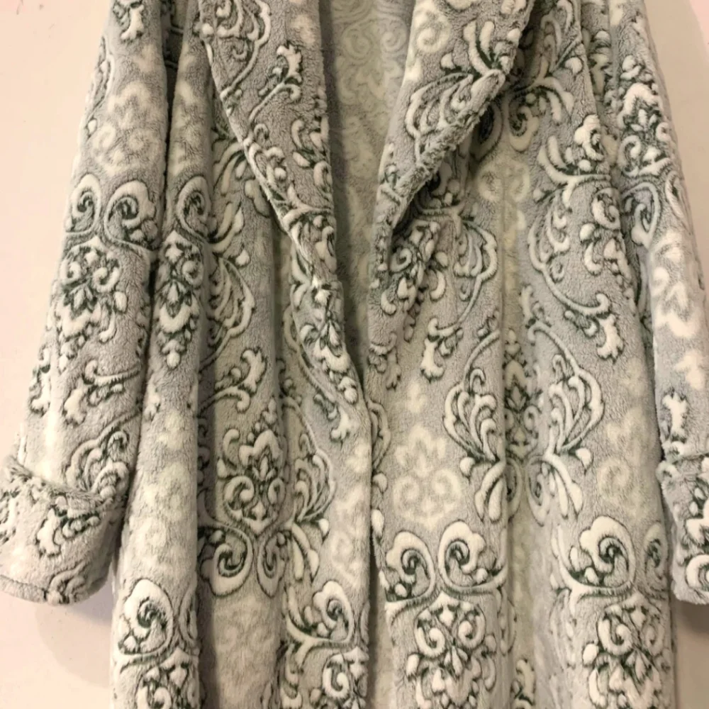 NWT Berkshire Blanket Co. Sz S Grey & Ivory Paisley Filigree Robe - Picture 4 of 7